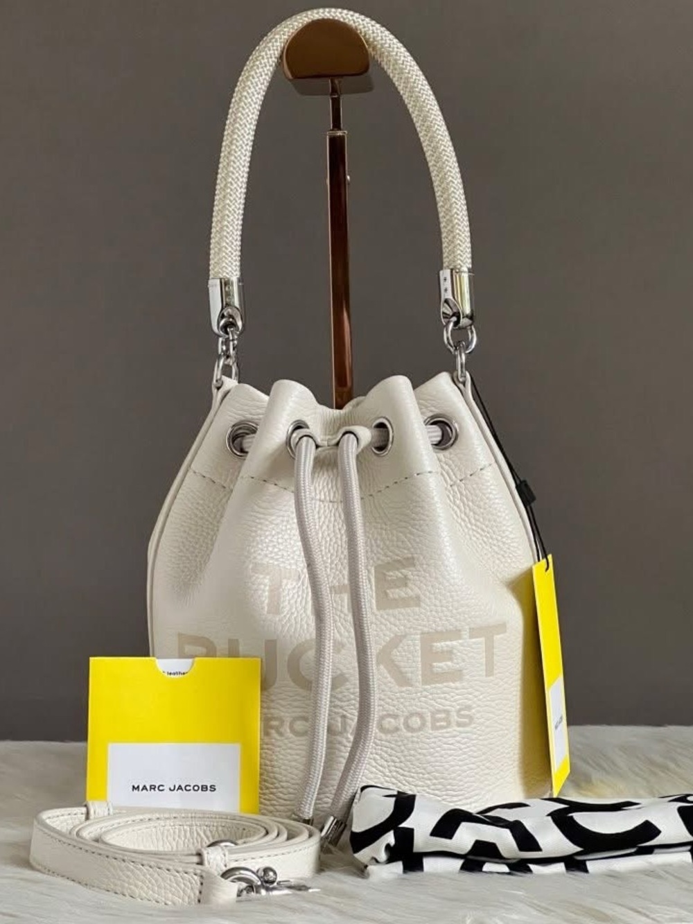 H652L01PF22 - Marc Jacobs The Leather Bucket Bag - Picture 14 of 16